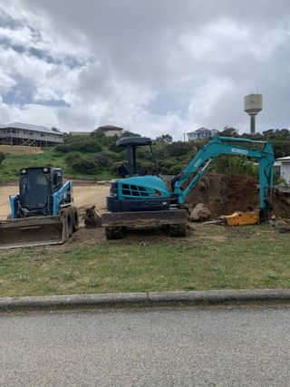Professional excavator and bobcat equipment working in coordination for efficient site preparation in Mandurah